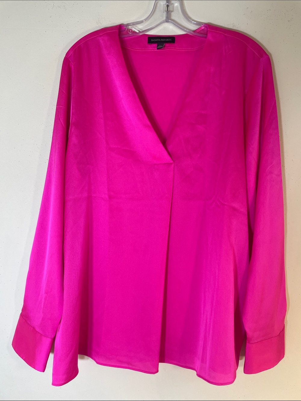 NEW! Banana Republic Boho Bright Fuchsia V-Neck Long Sleeve Satin Blouse. L.
